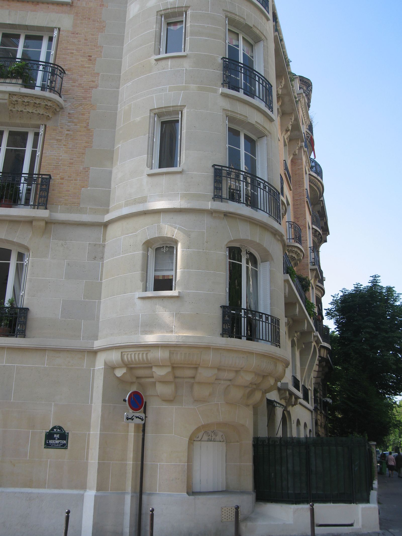 Parisian corner building